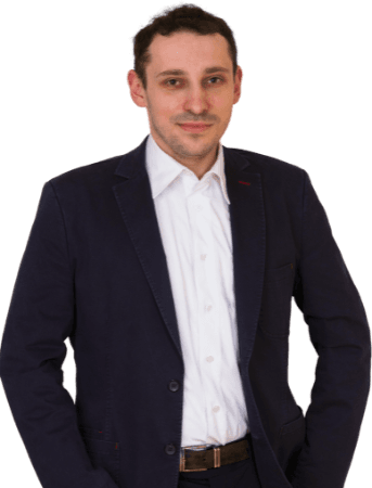Zdięcie przedstawiające Leszka chojnickiego ubranego w garnitur