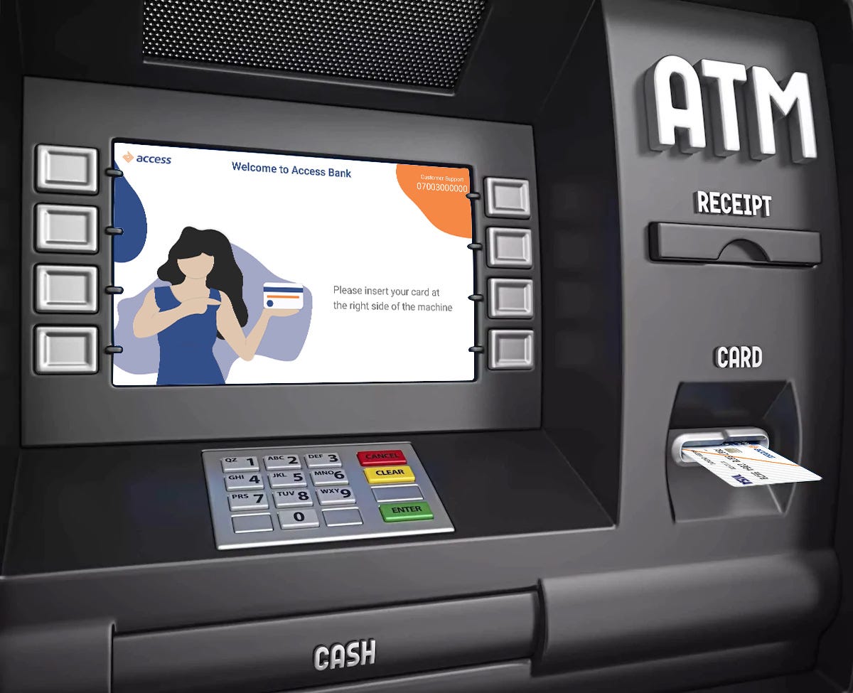 Zdjęcie przedstawia ekran bankomatu. Na ekranie widnieje animowana grafika kobiety trzymającej kartę płatniczą oraz instrukcja w języku angielskim: "Please insert your card at the right side of the machine" (Proszę włożyć kartę po prawej stronie urządzenia). Po prawej stronie znajduje się szczelina na kartę, w której już umieszczono kartę płatniczą. Poniżej ekranu widoczna jest klawiatura numeryczna, a po lewej stronie ekranu przyciski funkcyjne. Ekran otacza ciemna obudowa bankomatu z dużym napisem "ATM" w prawym górnym rogu.