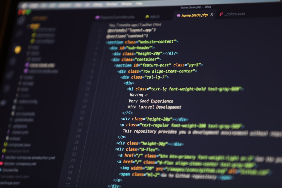 Ilustracja wyróżniająca, przedstawia kod HTML wyświetlany na ekranie monitora