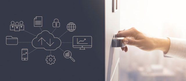 Na zdjęciu po lewej stronie mamy ciemne tło z białymi ikonami i liniami tworzącymi schematyczne przedstawienie sieci związanej z technologią i danymi. W centrum znajduje się duży obłok (cloud) z strzałkami skierowanymi do wnętrza i na zewnątrz, który jest połączony z ikonami reprezentującymi różne aspekty technologii i biznesu, takie jak: ludzie (prawdopodobnie oznaczający zespół lub klientów), dokument, zamek (bezpieczeństwo), globus (internet), folder, smartfon, koło zębate (ustawienia), lupę (analiza danych) oraz monitor z wykresem (analiza biznesowa). Po prawej stronie widać rękę człowieka wkładającą do gniazdka elektrycznego czarną wtyczkę, co może symbolizować podłączenie do źródła zasilania lub danych. Całość zdjęcia łączy ideę technologii z działaniem fizycznym, sugerując być może zarządzanie danymi, cyfryzację, albo po prostu codzienne użytkowanie technologii.