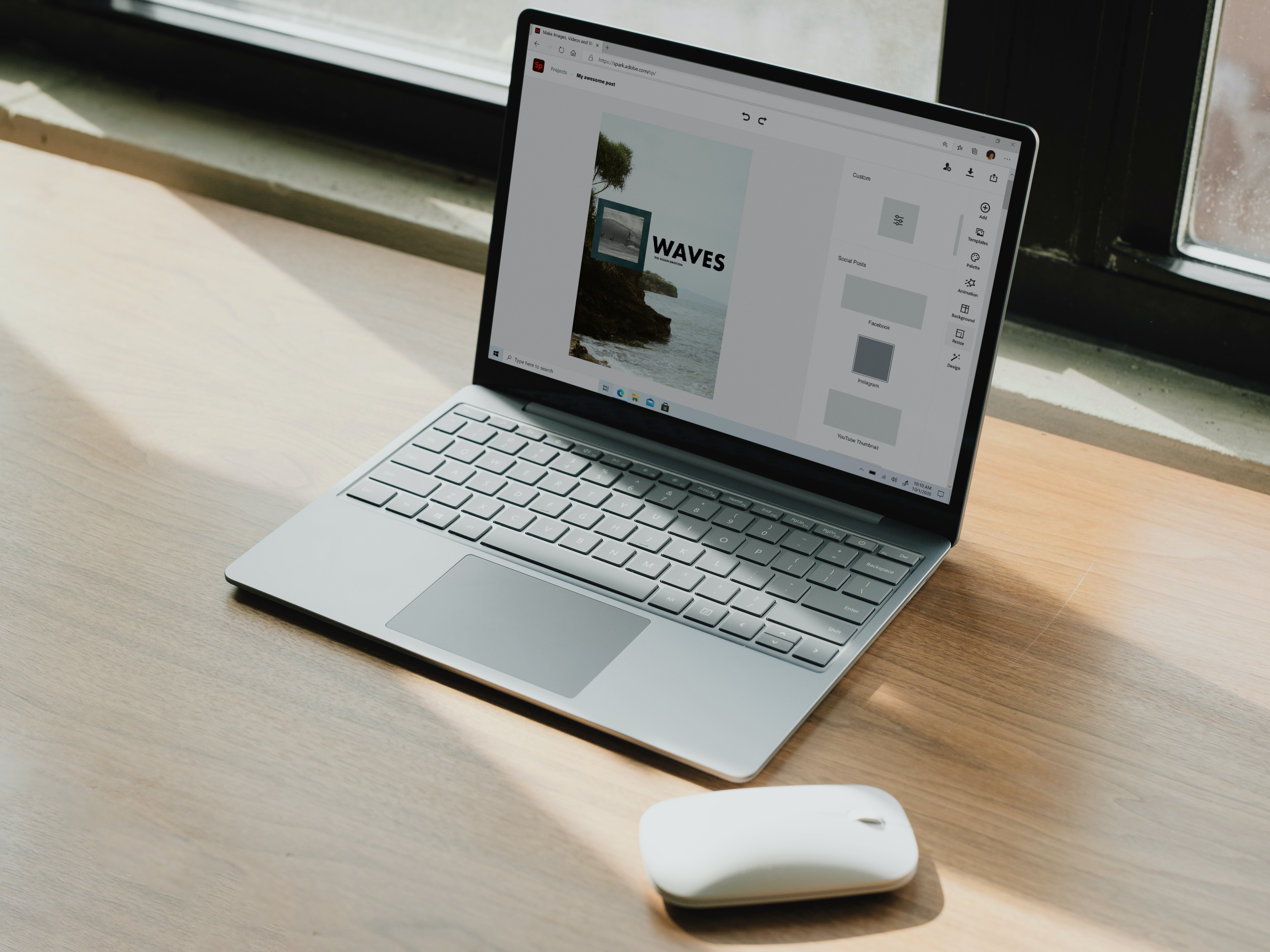 Obrazek ukazuje laptopa z myszką komputerową, które leżą na drewnianym stole