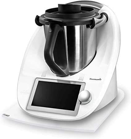 Ilustracja przedstawia urządzenie AGD - thermomix. Urządzenie jest białego koloru, niewielkich rozmiarów z małym wyświetlaczem.