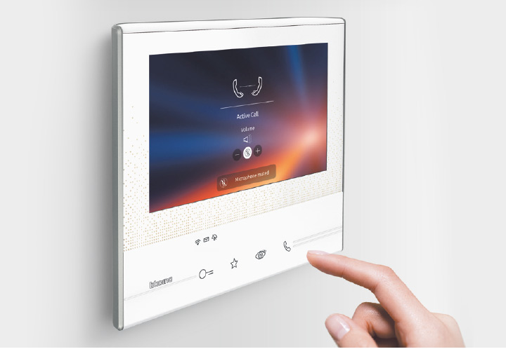 Ilustracja przedstawia wideodomofon monitor dotykowy głośnomówiący z ekranem wbudowanym Wifi.